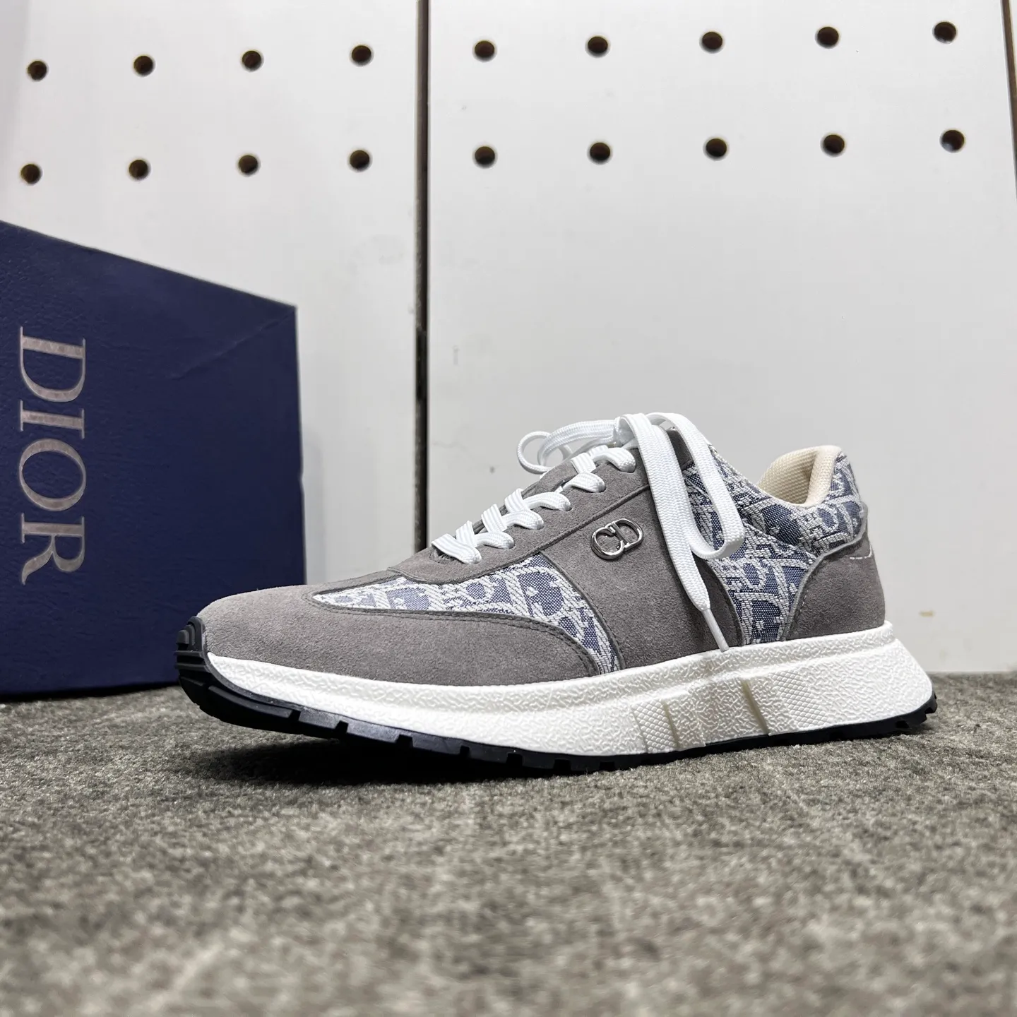 Factory price: 438💰【DIAo·Dior】Original quality.~ Unique modern style sneakers. 🏃A must-have casual shoe for trendy men😍😍 Original brand imported from Italy, imported original leather, sheep lining (refuses to discolor and grind feet) Sole: Original sole provided by the original factory, French lazy style design ⚠️Fit to the feet, original quality, super comfortable original sole. It’s like shooting the real thing 🎬The real thing is better, high-quality sneakers, size: 38-44, custom-made 45